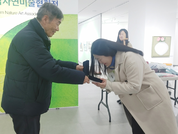 예술인상 수상자에게 이규환고문이 패를 전달하고 있다.