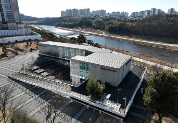 진주시립이성자미술관 전경