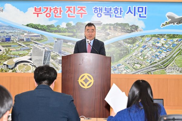 박일동진주부시장이 기자회견을 하고있다.